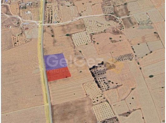 İSKELE ANAYOLUNA YAKIN İMARA AÇIK ASFALTA SIFIR ELEKTRİK SU BULUNAN 2BUÇUK DÖNÜMLÜK ARSA