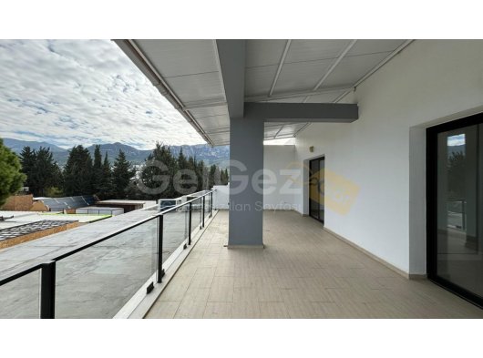 GİRNE KARAOĞLANOĞLUDA ANA YOL ÜZERİNDE KİRALIK DÜKKAN VE TİCARİ İZİNLİ 2+1 DAİRE ESQ-0013