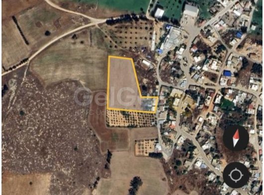 Gazimağusa İncirli de içerisinde inşaat halinde ev bulunan 7 dönüm satılık arazi