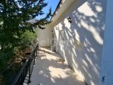Hasan Uzun Petrol Pompası'na yakın konumda 3 yatak odalı villa kiralıktır Alsancak Girne (özel yüzme havuzu)