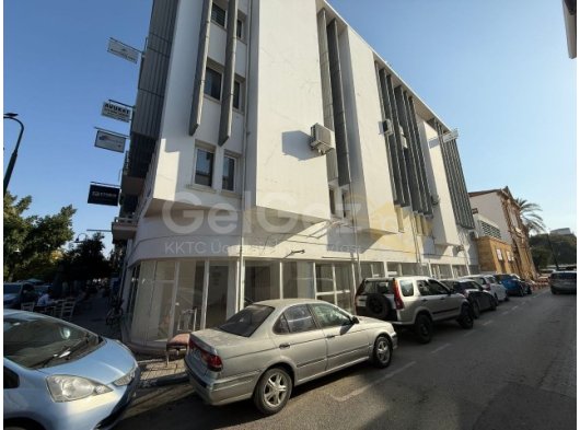 LEFKOŞA SURLARİÇİ SARAYÖNÜ BÖLGESİNDE, MAHKEMELER, TAPU DAİRESİ, BANKALAR VE SARAY HOTEL GİBİ ÖNEMLİ BİNALARIN MERKEZİNDE, 300 METREKARE BÜYÜKLÜĞÜNDE, CAFE, RES