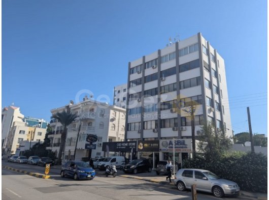 YENİŞEHİR'DE, ATATÜRK CADDESİ ÜZERİNDE, MERİT HOTEL'E YAKIN VE MERKEZİ BİR KONUMDA, 3+1, FUL EŞYALI, HER ODADA ÇİFT KİŞİLİK YATAKLAR VE HER ODASI KLİMAL