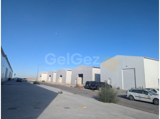 BALIKESİR'DE, ERCAN HAVAALANINA 1 KM MESAFEDE, TÜRK KOÇANLI, 250 METREKARE, ASFALT YOL, SU VE 3 FAZ ELEKTRİĞİ OLAN, YENİ BİTMİŞ DEPOLAR/İŞYERLERİ (2 ADET YA