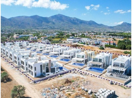 Denize sadece 200 metre, 5 yıldızlı yeni oteller bölgesinde satılık 3+2 havuzlu özel villa! Maşrafsız