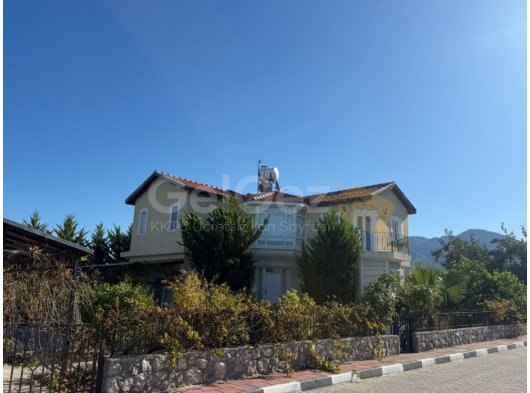 Alsancakta Camelot plajına yürüme mesafesinde kiralık 3+1 villa