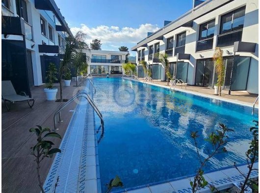 Karşıyaka'da Dağ ve Deniz Manzaralı İkiz Villalar