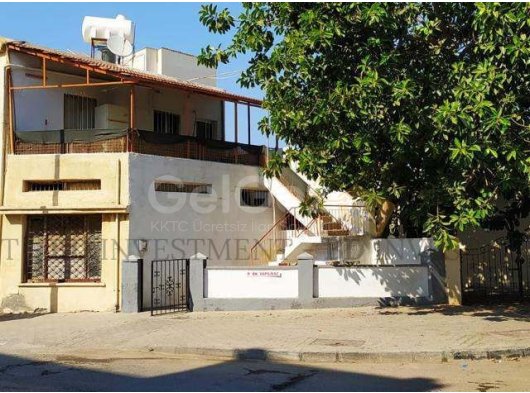 Ayluka'da Ana Cadde Cepheli Köşe Arsa Üzeri Metruk Bina