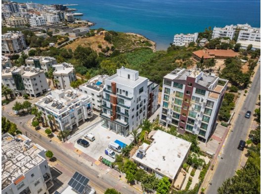 Girne'nin tam merkezinde, denize yürüme mesafesinde yer alan yeni apartman binasında satılık sıfır 3+1 daire!