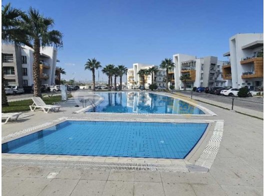 Magusa/saklıkentte satılık 2+1 daire 80 m2 85,000 £ esdeger kocan /ortak kullanım havuzu/3150 tl ayda aidatı vardır. zemin katta satılık bina