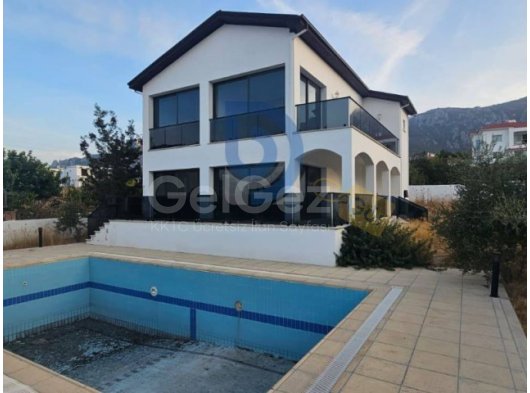 Edremit'de Geniş Bahçesi ve Manzarası İle Fark Yaratan Villa