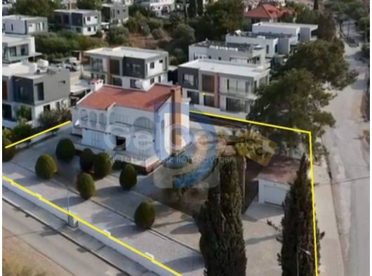 Edremit'de Geniş Arazi İçinde Dağ ve Deniz Manzaralı Villa