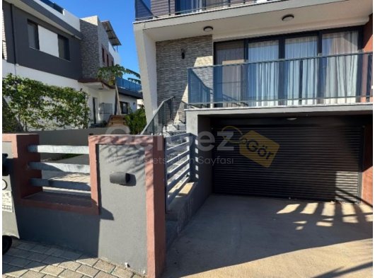 Magusa/iskele bahceler bolgesinde Kiralik 3+1 triplex villa Özel Havuzlu Eşyasiz 6 ay peşin 1 depozit 1 komisyon 1500 stg 'den Kapali alani 310 m2 053383159