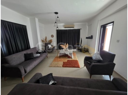 Yeni boğaziçinde Satılık 3+1 penthouse 14 yıllık bina full eşyalı 220 m2 geniş teras 2 wc 1 banyo 1 duş 1 kiler eşdeğer koçan 130.000 £