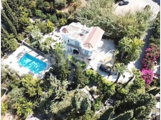 Girne Çatalköy; Kolay Lokasyonda, 2000 m2 Arsa İçinde Villa