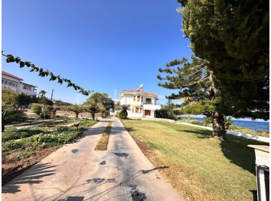 Girne Karaoğlanoğlu; Denize Sıfır, 1700 M2 İçerisinde , Restaurant, Kafe, Şarap Evi, Meyhane Vs..  Olmaya Müsait Villa