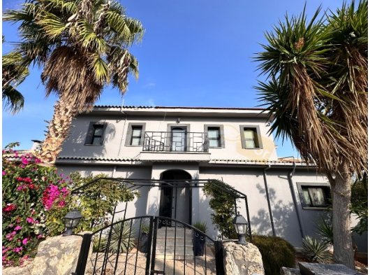 Girne Alsancak; Dağ Deniz Manzaralı, Hem Huzuru, Hem Konforu Birarada Sunan 5 Yatak Odalı Villa