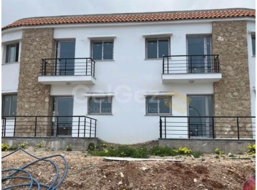 Girne Çatalköy İlkokulu Civarı, Ortak Havuzlu Sitede, Hemen Teslim İkiz Villa.