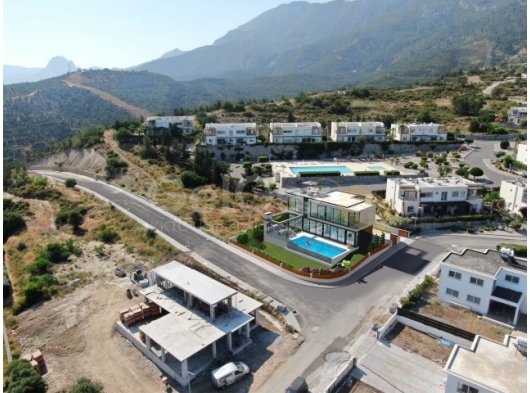 Girne Çatalköy; Deniz Manzaralı, Hemen Teslim ! TÜRK TAPULU,  4 Yatak Odalı Villa