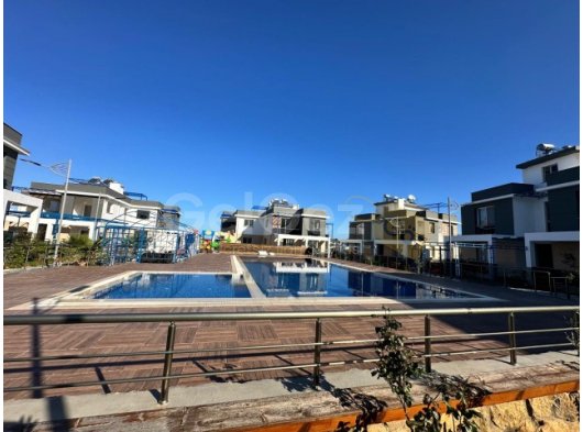 Girne Karşıyaka; Ortak Havuzlu Sitede Denize Yürüme Mesafesinde, Türk Tapulu! Muhteşem Dağ Deniz Manzaralı, Beyaz Eşyalı Daire