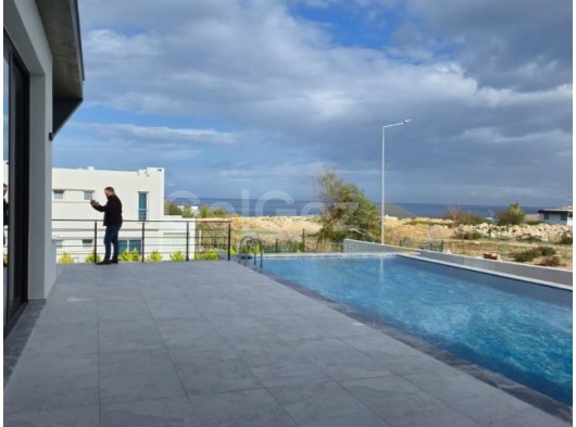 Girne Çatalköy; Denize Yürüme Mesafesinde, Ultra Lüx, 4 Yatak Odalı Villa