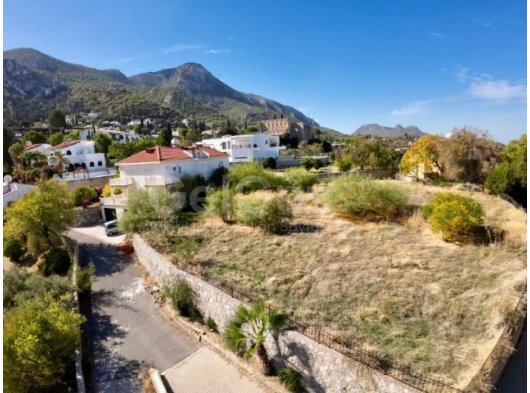 Girne Bellapais; 2800 m2 Arsa İçerisinde, Muhteşem Manzaralı Villa