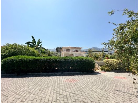 Girne Edremit; Kolay Lokasyonda, 4 Dönüm İçerisinde, Dağ Deniz Manzaralı! Meyve Bahçeleri ile Çevrili; Villa + Yardımcı Ev