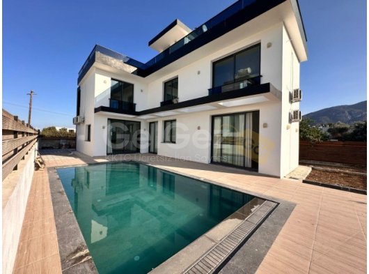 Girne Ozanköy; Cratos Otel Civarı, Beyaz Eşyalı, Teras'tan Dağ, Deniz Manzaralı Villa