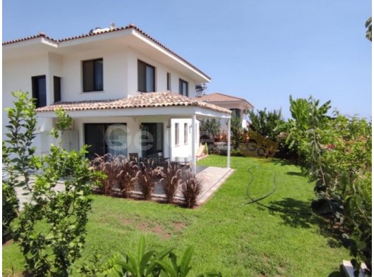 Alsancak’ta Geniş Bahçesi ve Meyve Ağaçlaryla Öne Çıkan Modern Villa