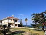 Girne Karaoğlanoğlu; Denize Sıfır, 1700 M2 İçerisinde , Restaurant, Kafe, Şarap Evi, Meyhane Vs..  Olmaya Müsait Villa