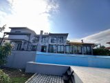 Girne Alsancak; Dağ Deniz Manzaralı, Hem Huzuru, Hem Konforu Birarada Sunan 5 Yatak Odalı Villa