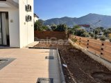 Girne Ozanköy; Cratos Otel Civarı, Beyaz Eşyalı, Teras'tan Dağ, Deniz Manzaralı Villa