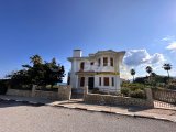 Girne Karaoğlanoğlu; Denize Sıfır, 1700 M2 İçerisinde , Restaurant, Kafe, Şarap Evi, Meyhane Vs..  Olmaya Müsait Villa