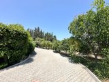 Girne Edremit; Kolay Lokasyonda, 4 Dönüm İçerisinde, Dağ Deniz Manzaralı! Meyve Bahçeleri ile Çevrili; Villa + Yardımcı Ev