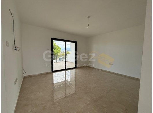 GİRNE KARAOĞLANOĞLUDA ANA YOL ÜZERİNDE KİRALIK DÜKKAN VE TİCARİ İZİNLİ 2+1 DAİRE