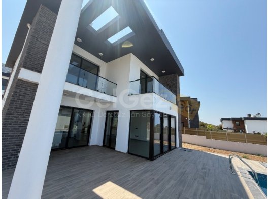 Girne Zeytinlikte deniz manzaralı satılık 4+1 villa