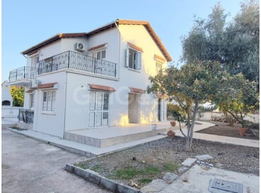 Ozanköyde Cratos bölgesinde satılık havuzlu 4+1 villa