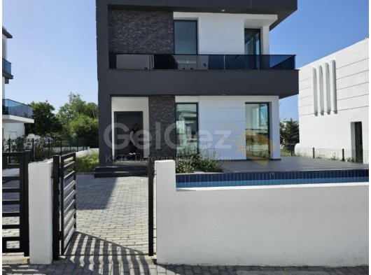 Girne Alsancak Bölgesinde Merit Royal Hotel Üst Taraafı 3 Yatak Odalı Havuzlu Son Villa Satılık