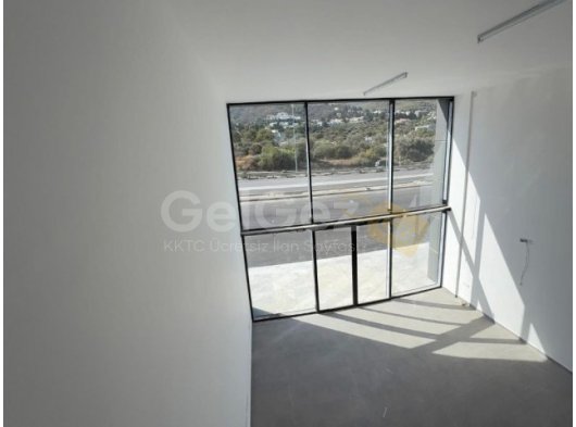 Girne Edremit Çevre Yolunda 250 m2 Sendeli ve Bodrum Katlı Lüks Dükkanlar Satılık