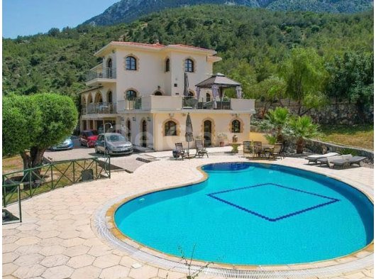 Girne Lapta Bölgesinde 4 Dönüm İçerisinde Doğa ile İç İçe Muhteşem Dağ ve Deniz Manzarasına Sahip Özel Havuzlu Lüks 5 Yatak Odalı Villa Satılık
