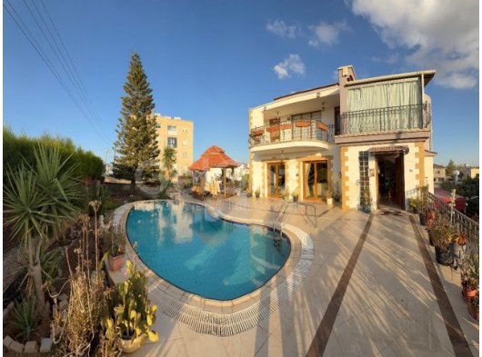 Gönyeli Bölgesinde Satılık 4+2 Triplex Villa