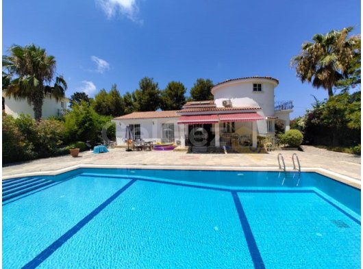 Fiyat düştü! Geniş özel havuzlu Geniş bahçeli 4 yatak odalı müstakil villa