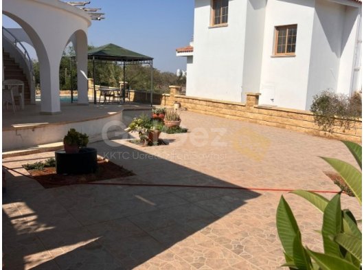 Iskele Bahçeler de müstakil havuzlu 4+1 villa