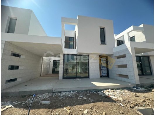 GİRNE ALSANCAK'TA MODERN İKİZ VİLLA