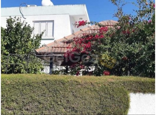 Lefkoşa Cihangirde satılık geniş bahçeli yarı müstakil villa