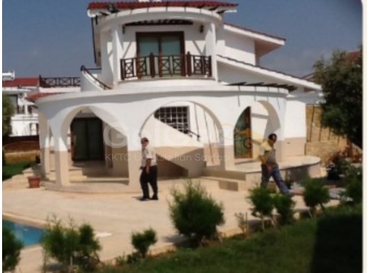 İSKELE BAHÇELER'DE BAKIMLI VE NEZİH SİTE İÇERİSİNDE SATILIK 4+1 MÜSTAKİL VİLLA