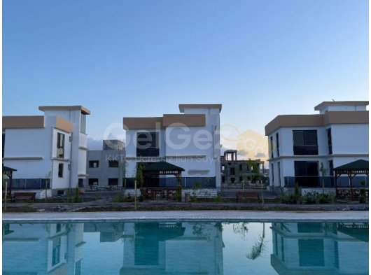 İSKELE BOĞAZ HAVUZLU SİTEDE SATILIK VİLLALAR VE DAİRELER