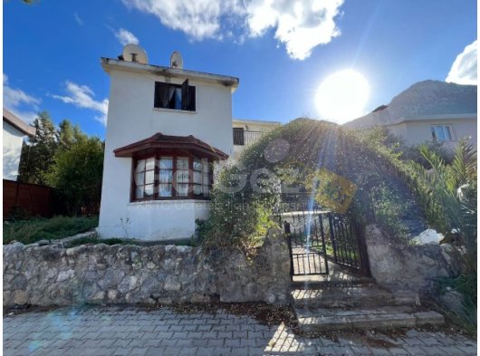 Tadilat Gerekli muhteşem deniz ve dağ manzaralı özel bahçeli 3+1 müstakil ev