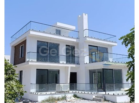 LAPTA'DA SAHİLE YÜRÜME MESAFESİNDE 3+1 & 4+1 SON VİLLALAR...