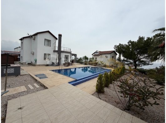 GİRNE ESENTEPE BÖLGESİ SATILIK 4 YATAK ODALI HAVUZLU DENİZ VE DAĞ MAZARALI GEĞ ARAZİ İÇERİSİNDE VİLLA