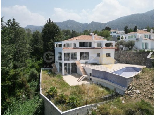 Girne Ozanköyde Dağ ve Deniz Manzaralı 4+1 Mükemmel Villalar Son 3 Adet